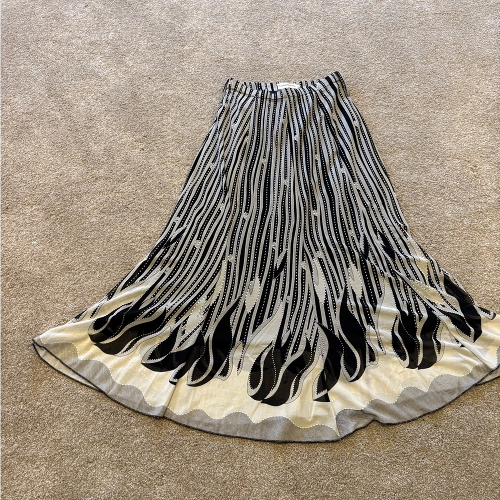 Elegant Black and Cream A-Line Skirt